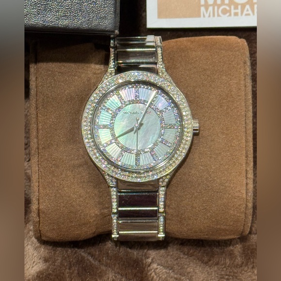 Michael Kors Iridescent watch. See pics for signs of wear. Needs battery - Picture 3 of 13
